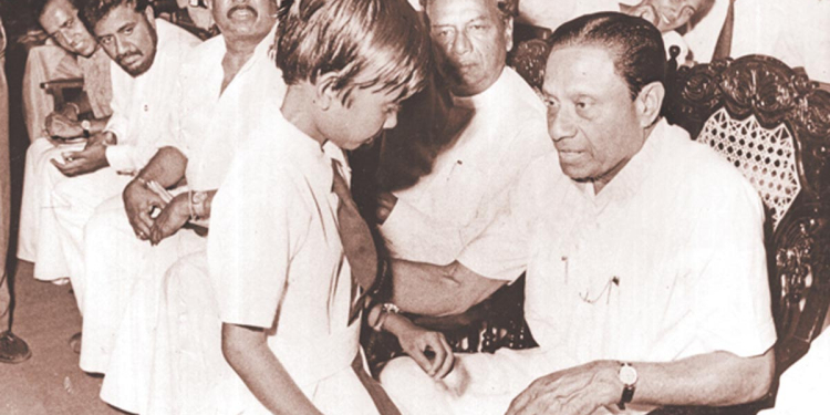 ඊයෙ කියන කොට අධ්යාපන ඇමැති නෑ කිව්වා! දන්නෑ කිව්වා! මතක නෑ කිව්වා! හිනාවුණා! අද සජිත් ඔප්පු කරලා පෙන්නුවා රණසිංහ ප්රේමදාස ජනාධිපති 1993දී මුලු රටේම දරුවන්ට දිවා ආහාරය දුන්නා කියලා! VIDEO I Sri Lanka Latest News