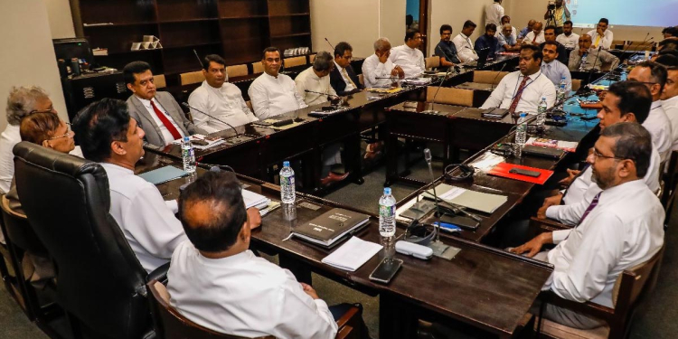 ආණ්ඩුවේ විකාශන අධිකාරී පනත පරද්දන්න පොදු විපක්ෂය වැඩ පටන් ගනී! සජිත්-ඩලස්-ජී.එල්.-චරිත ඇතුලු මන්ත්රීවරු මාධ්ය ආයතන ප්රධානීන්ගේ අදහස් විමසයි! කෙටුම්පතේ බරපතළ කරුණු 8ක් ජී.එල්. පැහැදිලි කරයි! VIDEO & PHOTOS I Sri Lanka Latest News