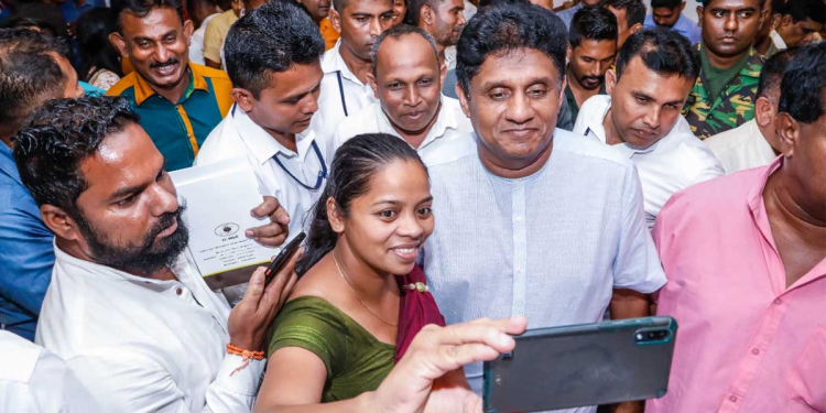 රනිල් යන්නෙත් ගෝඨා ගිය පාරෙමයි! සාමාන්‍ය ජනතාව ගැන කිසිම හැඟීමක් නෑ! සජිත් මොණරාගලදී උදාහරණත් එක්කම පැහැදිලි කරයි! VIDEO & PHOTOS I Sri Lanka Latest News