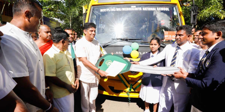 දේශීය ණය ප්‍රතිව්‍යුහගත කරන්නෙ කොහොමද කියලා ආණ්ඩුව තවම කිසිම පැහැදිලි කිරීමක් කරලා නෑ! ජනතාවගේ තැන්පතුවලට-EPF එකට මොකද වෙන්නේ කියලා දැනුවත් කරලා නෑ! මේ නිසා රටම අන්දමන්ද වෙලා ඉන්නේ! මේ විදිහට තොරතුරු හංගගෙන ඉන්නෙ නැතිව රටට දැන්වත් ඇත්ත කියන්න! 72වන බස් රථය පොලොන්නරු සිසුන්ට දෙමින් සජිත් ජනාධිපතිවරයාට දැනුම් දෙයි! VIDEO & PHOTOS I Sri Lanka Latest News