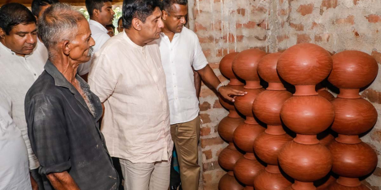 ‘උදාවක ඇරඹුම’ අරඹමින් සජිත් අරලගංවිල දම්මින්නේ මැටි කර්මාන්තකරුවන් මුහුණ දෙන ප්‍රශ්න බලන්න යයි! ප්‍රශ්නවලට උත්තරත් දෙයි! VIDEO & PHOTOS I Sri Lanka Latest News
