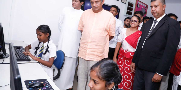 ජාත්‍යන්තරයේ කප් ගහපු කෙනෙක් රටේ ජනාධිපති වුණා කිව්වත් IMF කප් එක ගහගන්න එතුමට බැරිවුණා! එතුමා කප් ගැහුවේ කතාවෙනුයි කයිවාරුවෙනුයි විතරයි! ක්‍රියාවෙන් කප් එක ගහන්න බැරිවුණා! නෑ නෑ කිව්වත් එතුමලා දැන් EPF එකටත් අත තියලා ඉවරයි! ඇඹිලිපිටිය සිසුන්ට ස්මාර්ට් පන්ති කාමරයක් ලබා දෙමින් විපක්ෂනායකගෙන් ජනාධිපතිට ප්‍රබල ප්‍රහාරයක්! VIDEO & PHOTOS I Sri Lanka Latest News