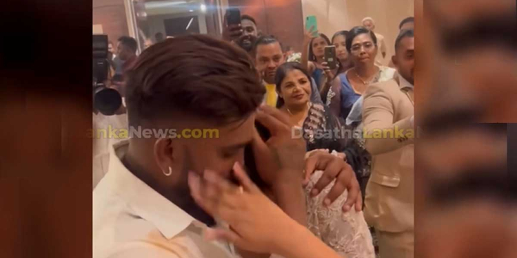 කට්ටියම බලන් ඉඳිද්දී ක්‍රිකට් වීරයා වනිඳු හසරංග හඬා වැටෙයි! VIDEO I Sri Lanka Latest News