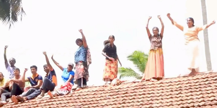 වාරියපොල රජයේ ගොවිපලේ සේවිකාවන් වසර 30ක් තිස්සේ ස්ථිර කරලා නෑ! බැරිම තැන කළමනාකරු සහ නිලධාරීන්ව හිරකරලා කාන්තාවො වහලෙ උඩ උද්ඝෝෂණයක! VIDEO I Sri Lanka Latest News