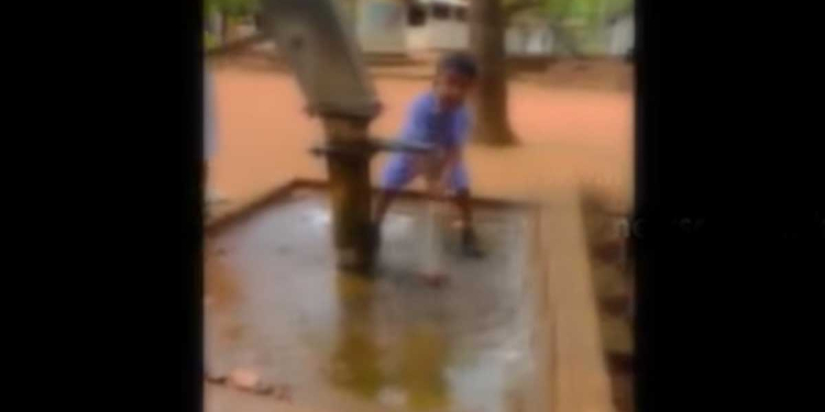 පොලොන්නරුව සියඹලාව විද්‍යාලයේ වතුර පිරිසුදු කරන යන්ත්‍රය අවුරුද්දක් තිස්සේ කැඩිලා! පුංචි ළමයි දැනදැනම බොන්නේ මඩ වතුර! එක වසරේ දැරියකට දැනටමත් වකුගඩු රෝගය හැදිලා! ළමයි ගොඩකට බඩේ අමාරු! මේ ළමයින්ට බොන්න පිරිසුදු වතුර ටිකක් දෙන්න පුලුවන් නම් ඒක ‌ලොකු පිනක්! VIDEO I Sri Lanka Latest News