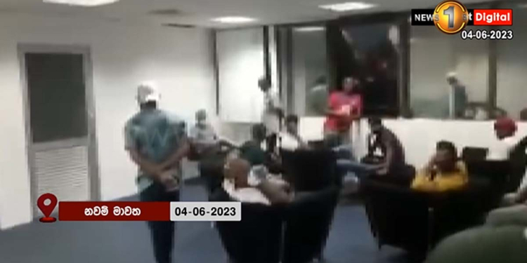මෙන්න අලුත්ම සෙල්ලමක්! නවම් මාවතේ බිල්ඩින් එකකට ඇතුලු ‌වූ මැරයො සෙට් එකක් මහල් 3ක් මුලු රෑම අල්ලගෙන! බඩුභාණ්ඩත් කඩලා බිඳලා දාලා! පොලිසිය පාන්දර 5ට විතර කොල්ලො 23 දෙනෙක් අත්අඩංගුවට අරන්! VIDEO I Sri Lanka Latest News