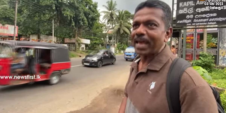 බස් ‌එක හැප්පුණාට පසු ‌ඩ්‍රැයිවරුයි කොන්දොස්තරයි පැනලා දුවලා! බස් එකේ ආපු මගීන්ට අතේ සල්ලිත් නෑ ඉතුරු සල්ලිත් නෑ! පැය ගාණක් පාරේ නන්නත්තාරයි! VIDEO I Sri Lanka Latest News