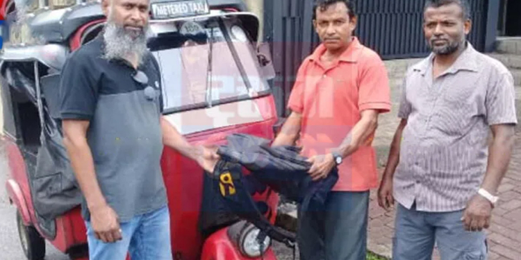 හයර් යන මිනිස්සුන්ව මරාගෙන කන්න හදන ත්රීවීල් ඩ්රයිවර්ලා අතර, ලක්ෂ ගානක මුදල් අයිතිකාරයටම දීපු උතුම් ත්රිරෝද රථ රියැදුරෙක්! Sri Lanka Latest News