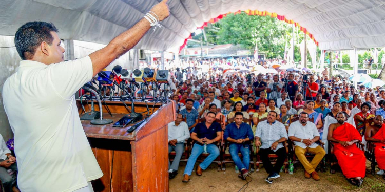 කාලෙකට පස්සේ පොහොට්ටුව ආසන සම්මේලනය නගරයක් මැද්දට අරන් එයි! නාමල් උඩුගමත් වේදිකාවේ සිංදු කියයි! PHOTOS I Sri Lanka Latest News