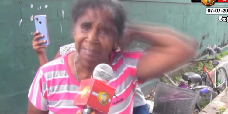 අපේ හිඟන ඡන්දෙ අරන් ගිහින් AC එකේ ඉඳන් රජ බොජුන් කකා අපිට මෙහෙම ගින්දර දෙන උන්ට හෙණ ගහනවා මහත්තයෝ! ගිනිකන අපරාධයක්! මුන්ට සාප වෙන්න ඕන! ඡන්දෙ නම් ඉල්ලගෙන එන්න එපා! අම්මපා කොස්සෙන් ගහන්නේ! VIDEO I Sri Lanka Latest News