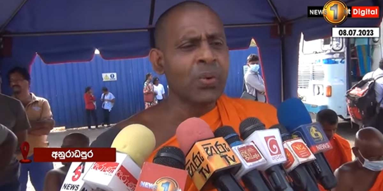 කුඩුකාරයෝ ගෙදර බඩු ඔක්කොම විකුණලා කුඩු ගහනවා වගේ රනිල්-රාජපක්ෂ ආණ්ඩුවත් රටේ සියලු සම්පත් විකුණනවා! අන්තිමේදී අපිට සැකයි අටමස්ථානයත් විකුණයිද කියලා! භික්ෂුන් වහන්සේලා ආණ්ඩුවේ විකිණිල්ලට එරෙහිව අනුරපුරෙන් පාරට බසී! VIDEO I Sri Lanka Latest News