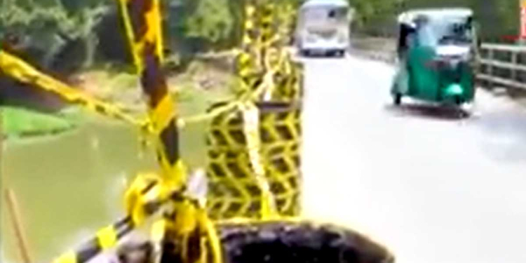 ජීවිත 12ක් බිලිගත්ත කොටපොල පාලම වෙනුවට දවසෙන් ‘සුපිරි පාලමක්’ හදලා! ගම්මු කොටපොළ පාලම ළග විරෝධතාවක! බන්දුල කියනවා පාලම හදන්න සල්ලි නෑ කියලා! මුන්ට හෙණ ගහනවා! කටක් ඇරලා ‘කනගාටුයි’ කියන්න බැරිද? මිනී ටික ගොඩගත්ත එවුන්ට ‘ස්තූතියි’ කියන්න බැරිද? හාමුදුරුවන්ගෙන් සුපිරි කතාවක්! I Sri Lanka Latest News