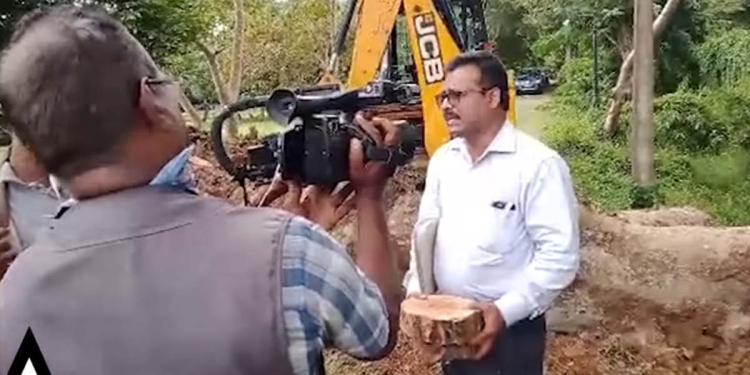 අපි වැරැද්දක් කළේ නෑ! අපි කළේ කැබිනට් මණ්ඩල තීන්දුව ක්‍රියාත්මක කරපු එක! ඊට වඩා දෙයක් කියන්න අපිට බෑ! පඬු කරඳ ගහ කපලා දාපු නිලධාරියා කියපු කතාව! VIDEO I Sri Lanka Latest News