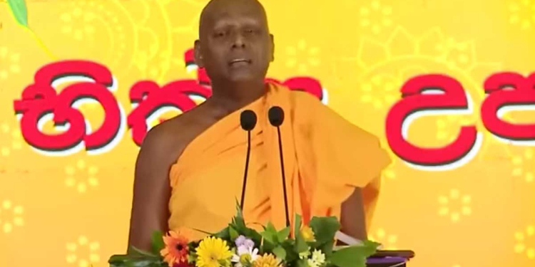 භික්ෂුව එදා රජවරුන්ට නිවැරදි උපදෙස් ලබා දුන්නා! ඔබතුමන්ලා මේ රට ගොඩනගාවි යැයි අපට විශ්වාසයක් තිබෙනවා! අභියෝග ජයගන්න ශක්තියක් වෙන්න අපි සූදානම්! අපි මොනවත් බලාපොරොත්තු වෙන්නේ නෑ! කසාවතින් බැබළුණු භික්ෂු උපදේශක සභාවේදී මහාචාර්ය අගලගඩ සිරිසුමන හිමියෝ සජිත් ප්‍රමුඛ සමගි ජන බලවේගයට අනුශාසනා කරයි! VIDEO I Sri Lanka Latest News