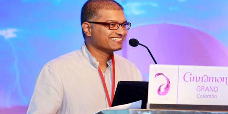 ආර්ථික විද්යාඥ අමල් සඳරත්න 7 වැනි තට්ටුවෙන් බිමට පැනලා තියෙන්නේ බිරිඳයි මනෝ වෛද්යවරියයි ඉදිරියේදීමයි! කාලයක් තිස්සේ උඩක ඉඳන් පැනලා මැරෙන බව කියලා! දැඩි මානසික ආතතියට මාස ගණනක් බෙහෙත් අරන්! මරණ පරීක්ෂණයේදී මරණයට හේතුව හෙළිවෙයි! I Sri Lanka Latest News
