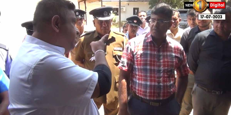 මේ මිනිහගේ වැඩ තහනම් කරලා දාන්න! මුන්ගේ පැමිණිල්ලක්වත් ලියාගන්න එපා! හයිකරන්න බැරි නම් ගෙනාවේ තමුන්ගේ අම්මා අප්පගේ බූදලේද? අනම් මනම් ටෝක් දාන්න එපා කන පැලෙන්න ගහනවා! රාජ්‍ය ඇමැති චාමර පොස්පේට් සමාගම බලන්න ගිහින් නිලධාරියෙකුට දෙනෝදාහක් මැද බැනවැදුණු වීඩියෝව! VIDEO I Sri Lanka Latest News