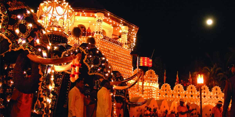 දළදා පෙරහැරේ ලයිට් දාන්න නම් එක්කෝටි තිස්ලක්ෂයක් ගෙවන්න! ඉතිහාසයේ පළමු වතාවට විදුලි බල මණ්ඩලය දළදා මාළිගාවට දැනුම් ‌දීලා! VIDEO I Sri Lanka Latest News