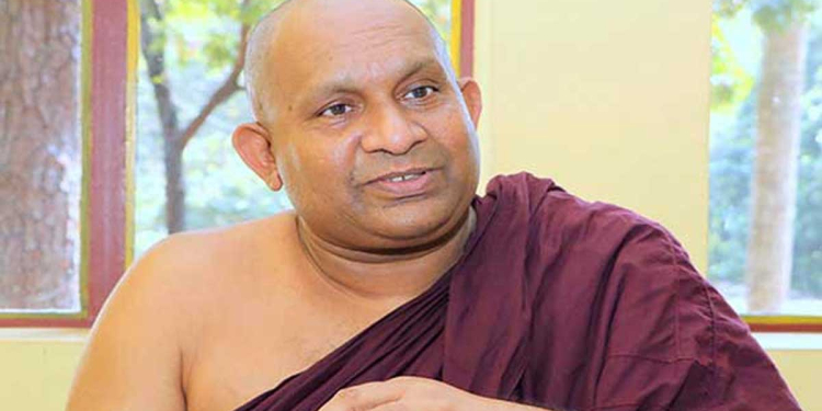 අද සමාජය පිරිහිලා තියෙන්නේ හාමුදුරුවරුන්ගේ වැරදි උපදෙස් නිසා! හාමුදුරුවරු තමයි ජාතිය ආගම කිය කියා ගෝඨාභය හරි ෂෝක් කිව්වේ! අන්තිමේදි රට බංකොලොත්! මිනිස්සුන්ට කන්නත් නෑ! කෝ අද ඒ එක හාමුදුරු කෙනෙක්? ඒ නිසා උපදෙස් ගනිද්දි නිවැරදි උපදෙස් ගන්නත් දෙන්නත් වැඩ කරන්න ඕන! අවුරුදු 4ක් නිහඩව සිටි දඹර අමිල හිමි කතා කරයි! හාමුදුරුවරුන්ටත් වෙනස් වෙන්න කියයි! VIDEO I Sri Lanka Latest News