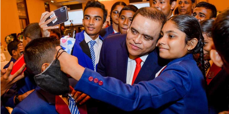 පාසල් යන දුවෙක් කෝටිපති ධම්මික පෙරේරා දෙසට ෆෝන් එකේ කැමරාව ඇල්ලුවාම ධම්මික කරපු දේ මොකද්ද? දරුවත් පුදුම වෙයි! VIDEO & PHOTOS I Sri Lanka Latest News