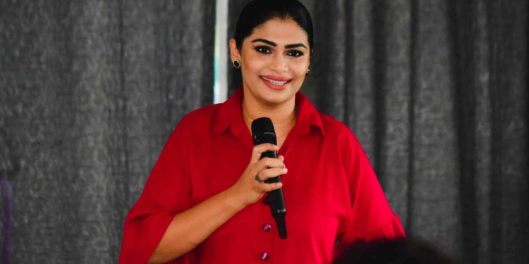 හිරුණිකා ප්‍රේමචන්ද්‍ර ගායන ක්ෂේත්‍රයට පිවිසෙයි! මුල්වරට අපිට ඇහෙන්නේ හින්දි ගීතයක්! Sri Lanka Latest News