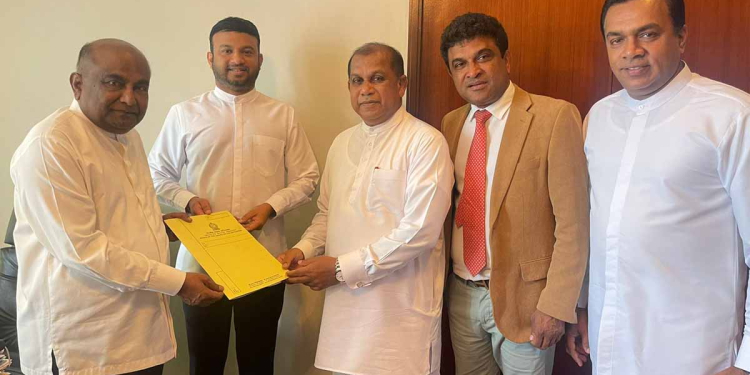 කෙහෙළියට එරෙහි විශ්වාසභංගය හරියටම දවල් 2ට කතානායකට බාර දෙයි! I Sri Lanka Latest News