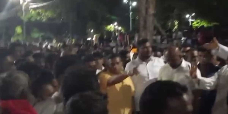 බැතිමතුන් බලා සිටියදීම කතරගම පූජා භූමියේ කපු මහත්තුරුයි බස්නායක නිළමෙයි ගහගනී! පන්න පන්න හූ තියයි! VIDEO I Sri Lanka Latest News