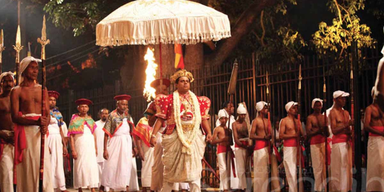 පෙරහැරේ එක්කෝටි තිස් දෙලක්ෂයේ ලයිට් බිල් ඇස්තමේන්තුව ගැන දළදා මාළිගාවේ දියවඩන නිළමේ කතා කරයි! වෙනදාටත් මෙහෙම එව්වාම ගෙවන්නේ පෙරහැරෙන් පස්සේ! Sri Lanka Latest News