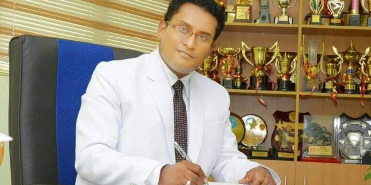 තමන්ට ලැබුණු ලක්ෂ 31ක තෑග්ගෙන් පාසලට පුස්තකාලයක් තිළිණ කළ රටක් වටින විදුහල්පති!