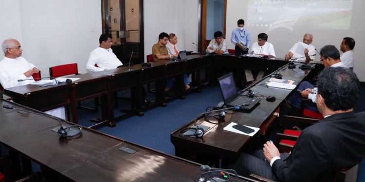 රට බංකොලොත් කරපු අය හොයන කමිටුවට තමන්ගේ ගෝලයෝ දාගෙන බැසිල් ඇතුලු කණ්ඩායමට සුදු හුණු ගාගන්නයි හදන්නේ! දූෂණ විරෝධී පනත අනුමත කිරීම කල්දාගන්නත් බැසිල්ගේ මේ කණ්ඩායම ගිය සතියේ උත්සාහ කළා! මේ කතාසාප්පු කමිටුවලින් වැඩක් නෑ! සජිත්ගේ ප්රධානත්වයෙන් කමිටුවක් පත්කරන්න පොදු විපක්ෂය තීන්දු කරයි! VIDEO & PHOTOS I Sri Lanka Latest News