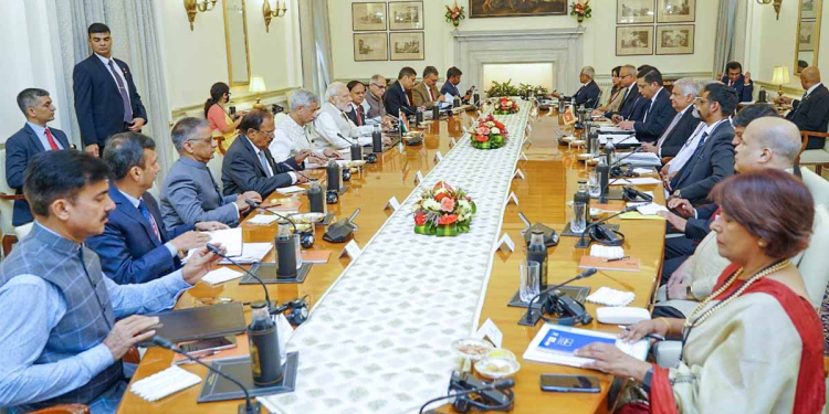 රනිලුයි-මෝදියි එක මේසෙ ඉඳගෙන කතා කළේ මොනවාද? PHOTOS I Sri Lanka Latest News