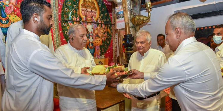 රනිල් කතරගම යයි! දේවාලයට ගිහින් ආශිර්වාදත් ගනී! පෙරහැරත් බලයි! PHOTOS I Sri Lanka Latest News