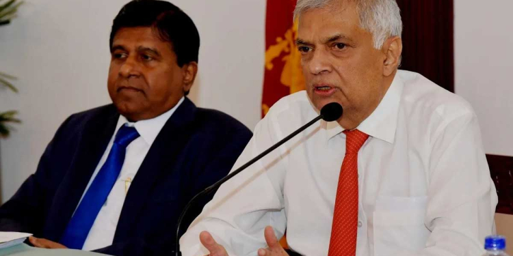 යහපාලන කාලෙ හොරු බේරපු රනිලුයි විජයදාසයි කියන පරණ බාස්ලා දෙන්නම තමයි මේ සැරෙත් හොරු අල්ලන්න දූෂණ විරෝධී පනත ගෙනත් තියෙන්නේ! මේ දෙන්නා එදත් දැම්මේ ජිල්බෝල නඩු! එදා අවුරුදු 5ක් තිස්සේ හොරු අල්ලපු නැති රනිල්ලා විජයදාසලා අද රාජපක්ෂලාගේ ආණ්ඩුවට සෙට් වෙලා ඒ අයත් එක්කම ඉඳගෙන හොරු අල්ලයිද? මේවා තමයි නියම විහිළු! VIDEO I Sri Lanka Latest News
