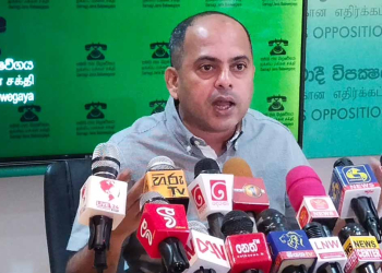 විසර්ජන පනතෙන් අවසර දුන්නේ බිලියන 4979ක ණය ගන්න විතරයි! ආණ්ඩුව ඒ ණය බිලියන 13900 දක්වා වැඩි කරන්න අවසර ඉල්ලලා! ඒ කියන්නේ ඩොලර් බිලියන 30ක් තවත් ණය ගන්න යනවා! දැනට ණය ඩොලර් බිලියන 83යි! ඊළඟ මාස 6ට තව ඩොලර් බිලියන 30ක් ණය ගන්නේ මොකටද? බිලියන 10ක් ඡන්දෙට නොදී බිලියන 9000කින් වියදම් වැඩි කරන්න යන්නේ ඇයි? මේක හෙණගහන අපරාධයක්! ණය අරන් කෙළවෙච්ච රටට වෙන්න යන දේ ගැන මහා හෙළිදරව්වක්! VIDEO I Sri Lanka Latest News