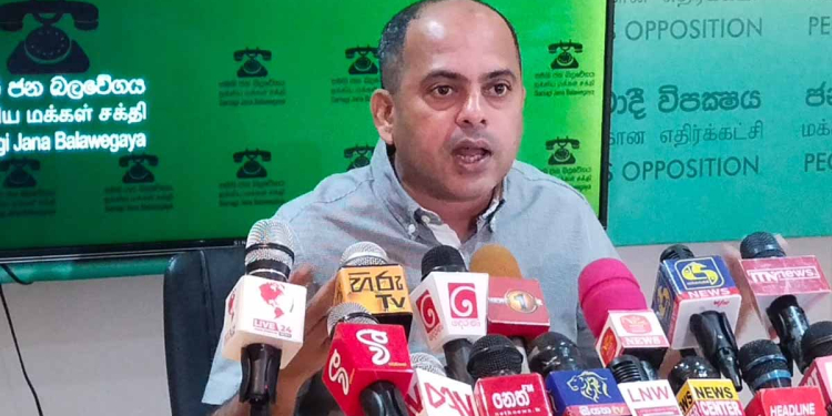 විසර්ජන පනතෙන් අවසර දුන්නේ බිලියන 4979ක ණය ගන්න විතරයි! ආණ්ඩුව ඒ ණය බිලියන 13900 දක්වා වැඩි කරන්න අවසර ඉල්ලලා! ඒ කියන්නේ ඩොලර් බිලියන 30ක් තවත් ණය ගන්න යනවා! දැනට ණය ඩොලර් බිලියන 83යි! ඊළඟ මාස 6ට තව ඩොලර් බිලියන 30ක් ණය ගන්නේ මොකටද? බිලියන 10ක් ඡන්දෙට නොදී බිලියන 9000කින් වියදම් වැඩි කරන්න යන්නේ ඇයි? මේක හෙණගහන අපරාධයක්! ණය අරන් කෙළවෙච්ච රටට වෙන්න යන දේ ගැන මහා හෙළිදරව්වක්! VIDEO I Sri Lanka Latest News