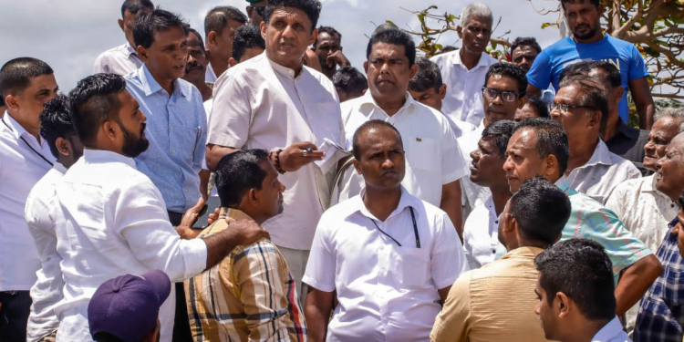 සජිත් අද දොඩන්දූව ධීවර වරායේ අඩුපාඩු සියල්ල සොයාබලයි! ධීවර අමාත්යංශයේ ඔළුව වෙනස් කර ධීවර කර්මාන්තය කෙළින් කටින් හිටවන විදිහ ගැන කතා කරයි! PHOTOS & VIDEO I Sri Lanka Latest News