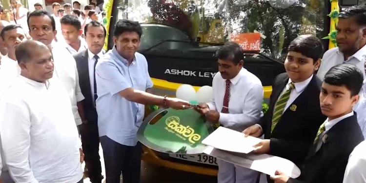 සජිත් බිබිලේදී 73 වන බස් රථය දරුවන්ට ලබා දී රනිල්ගේ සර්ව පාක්ෂික සමුලුව ගැන කතා කරයි! රට ගැන හිතලා අපි එනවා! හැබැයි පරණ දේශපාලන ජිල්මාට් දාන්න ආවොත් ඒ මොහොතේම ඉවත් වෙනවා! ඔක්කොටම කලින් 13 ගැන ආණ්ඩුව ඇතුළේ තියෙන ප්රශ්න විසඳගෙන එන්න! VIDEO I Sri Lanka Latest News