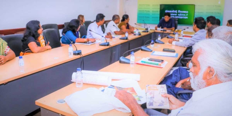 ආණ්ඩුව අලුත් ආයුර්වේද පනතක් හරහා පාරම්පරික වෛද්ය ක්ෂේත්රය සහමුලින්ම විනාශ කරන්නයි යන්නේ! පාරම්පරික දේශීය වෛද්යවරුන් හමුවේ සජිත් ආණ්ඩුව ඊළඟට කරන්න යන වැඩේ ගැන පැහැදිලි කරයි! VIDEO & PHOTOS I Sri Lanka Latest News
