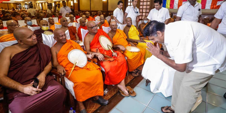 සමහරුන්ට ටොන් ගණන් උපදෙස් ලැබුණත් බාරගන්නේ මිලිග්‍රෑම් ගණනින්! හැබැයි සජිත් කවදාවත් හාමුදුරු කෙනෙක්ට අපහාස කරන්නේ නෑ! තර්ක කරන්නෙ නෑ! විරුද්ධව කතා කරන්නෙත් නෑ! හිත රිදවන්නෙත් නෑ! ඕන දේකට ඇහුම්කන් දෙනවා! සජිත් කියන්නේ පාර්ලිමේන්තුවේ ඉන්න දියමන්තියක්! රටක් වටින රත්තරන් මනුස්සයෙක්! කසාවතින් බැබළුණු භික්ෂු උපදේශක සභාවේදී තීනියාවල පාලිත හිමියෝ සජිත් ගැන කවුරුත් දැනගෙන හිටියෙ නැති කතා ගොඩක් කියයි! VIDEO I Sri Lanka Latest News