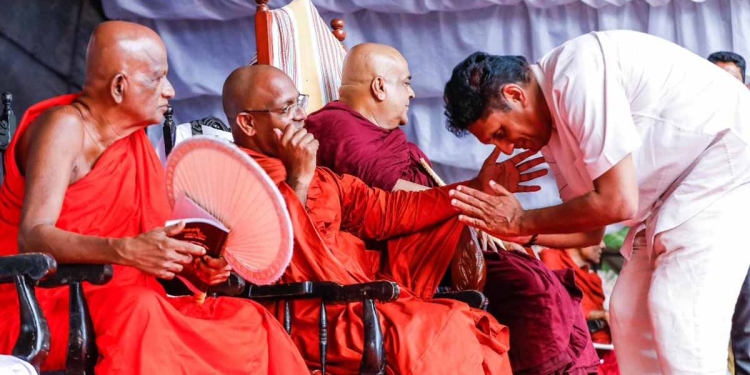 අද තියෙන්නේ තොරතුරු දැනගැනීමේ නීතිය නෙමෙයි තොරතුරු සැඟවීමේ නීතිය! තොරතුරු සඟවන සියලු නිලධාරීන් නීතිය හමුවට ගේනවා! මාදූවේ උපනන්ද හිමියන්ට අක්තපත ප්රදානය කරමින් විපක්ෂනායක කියයි! VIDEO & PHOTOS I Sri Lanka Latest News