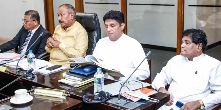 ලක්ෂ 41ක් වන පාසල් දූදරුවන්ගේ පෝෂණ මට්ටම ගැන විධිමත් අධ්යයනයක් නෑ! සජිත් කී කතාව නිලධාරීන් පිළිගනී! විධිමත් අධ්යයනයකට සජිත් ඉදිරිපත් කරපු යෝජනා මෙන්න! VIDEO & PHOTOS I Sri Lanka Latest News