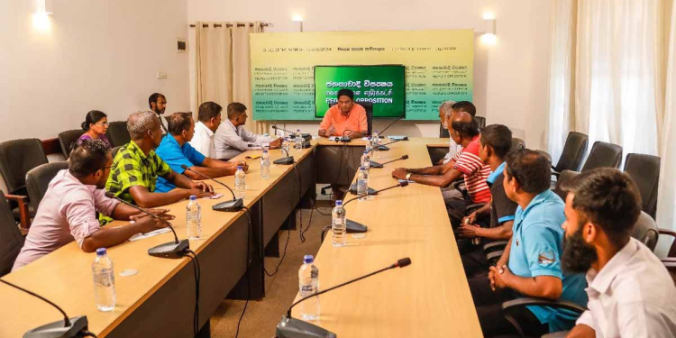 ආණ්ඩුවේ දිව දෙකේ වැඩක්! ගෝඨාගේ කාලේ ගත්තු අය ස්ථිර කරලා! ඊට කලින් ඉඳන් වැඩ කරපු අයට අසාධාරණයක් කරලා! 30,000ක පොඩි පඩියකට වැඩ කරන මාර්ග සංවර්ධන අධිකාරියේ නඩත්තු සේවකයන් ඇවිත් විපක්ෂනායකවරයාට දුක කියයි! VIDEO & PHOTOS I Sri Lanka Latest News