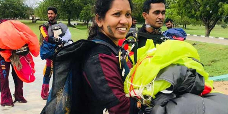 යුද හමුදාවේ පැරෂුට් පැනීමේ පළමු කාන්තා මේජර්වරිය අද සියල්ල අතහැර සසුන්ගත වෙයි!  I Sri Lanka Latest News