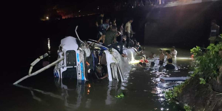 කොටලීයේ බස් අනතුරෙන් මියගිය ගණන 10ට නගී! 40කට තුවාල!