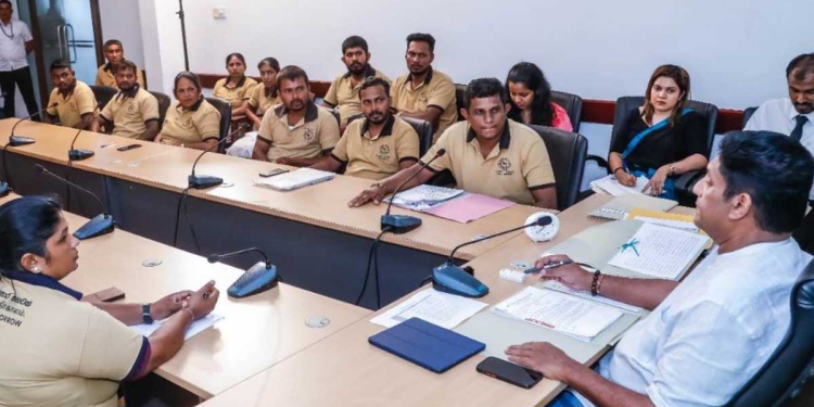 දීමනාව 22000යි! සේවය අවුරුදු 7යි! තවම ස්ථිර කරලා නෑ! ඩෙංගු මර්දන නිලධාරීන් 1105 දෙනෙක් අනාථයි! ඇමැති කැමැති වුණත් කැබිනට් එක අකැමැති වෙලා! සජබ අණ්ඩුව යටතේ සජිත් කරන්න යන දේ! VIDEO & PHOTOS I Sri Lanka Latest News