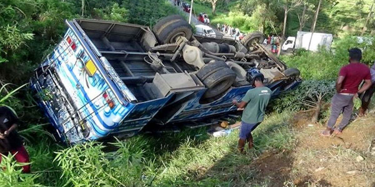 අද උදේම තවත් බස් එකක් රෝද උඩට තියෙන විදියට පෙරළෙයි! Sri Lanka Latest News