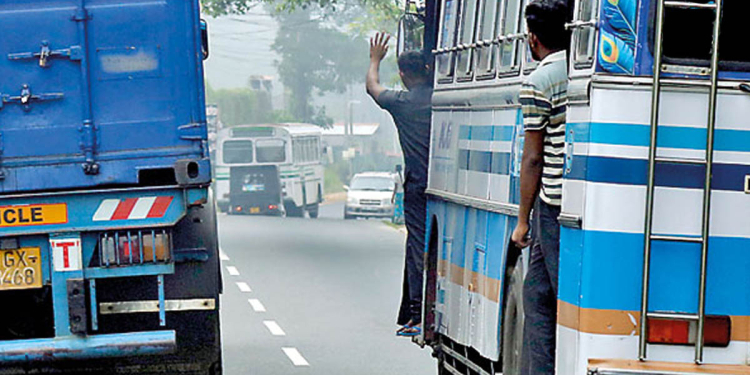තව පොඩ්ඩෙන් බස් එක කුඩු ! මේ ප්‍රයිවෙට් බස්වල යන අහිංසක මගීන්ගෙ ජීවිතවලට කවුද වගකියන්නේ ? VIDEO I Sri Lanka Latest News