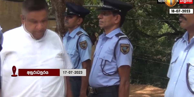 මේ සිංහල විකට චිත්‍රපටයක ජවනිකාවක් නොවේ! රාජ්‍ය ඇමැති චාමර සම්පත් පොස්පේට් සමාගමට ගිය වෙලාවේ ආරක්ෂක නිලධාරීන් 5 දෙනෙක් දීපු උත්තමාචාරය කොහොමද? ඇමැතිතුමාගේ ගැම්ම බලන්නකෝ! සැ.යු. පුලුවන් නම් හිනා නොවී ඉන්න! VIDEO I Sri Lanka Latest News