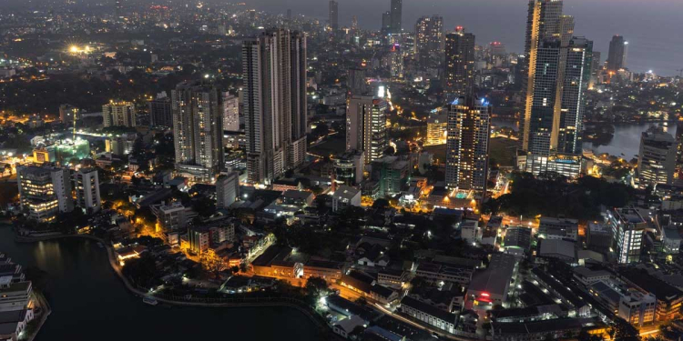 පොළොව හෙල්ලෙන එක දැන් දැන් බස්නාහිරටත් එන්න පටන් අරන්! උස ගොඩනැගිලිවලට බලපෑමක් එන්න පුලුවන්! වහාම කොළඹ ගොඩනැගිලි වර්ගීකරණය කරන්න පටන් ගන්න! බ්ලැක් ලිස්ට් කරන්න! මහාචාර්ය අතුල සේනාරත්න අනතුරු අඟවයි! I Sri Lanka Latest News