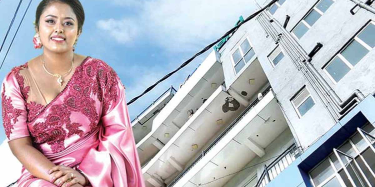 අවුරුදු 31ක එක්දරු මවක් යක්කල අපාට්මන්ට් එකක 4 වැනි තට්ටුවෙන් බිමට වැටී මියයයි! පැන්නාද? තල්ලු කළාද? පවුල් අවුලක්ද? මරණය අබිරහසක්! Sri Lanka Latest News