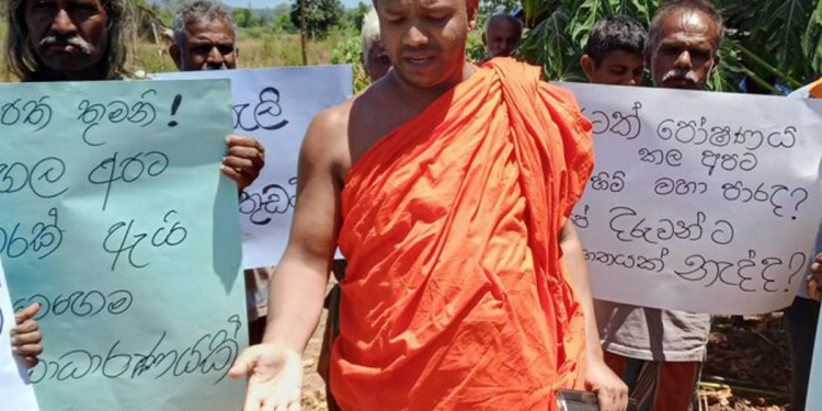 මෛත්රී ජනාධිපති වෙලා ඉන්න කාලෙ කරපු වැඩක්! හාමුදුරුවරුත් එක්ක පවුල් 370ක් පාරට බැහැලා ලොකු විරෝධතාවක! සාධාරණය ඉටු වෙනකම් අපි සටන් කරනවා! Sri Lanka Latest News